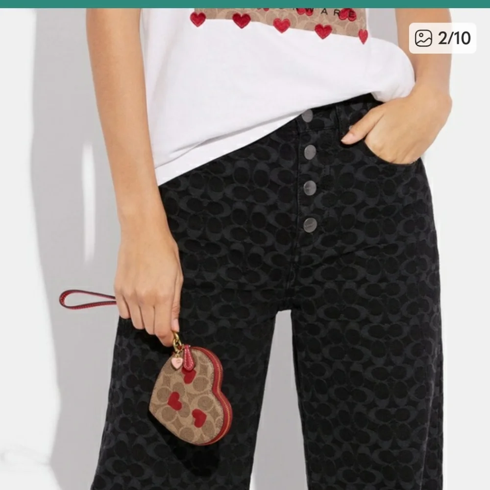 COACH HEART WRISTLET - Picture 8 of 11